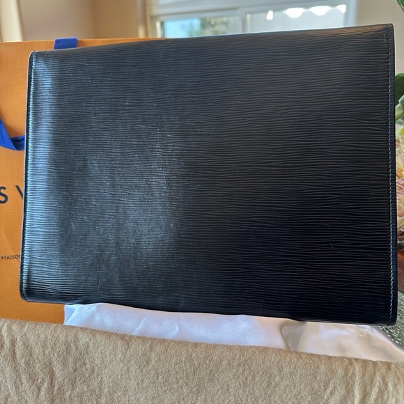 Louis Vuitton Epi Jena Clutch, Black, W/ dust bag, LB box & LV Gift bag. - Picture 13 of 16